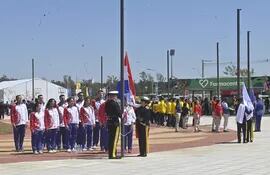Hizamiento de bandera en el primer dia de odesur en el Comite Olimpico Paraguayo  por los juegos odesur asu2022Hoy 01-10-2022 de Septiembre de 2022
