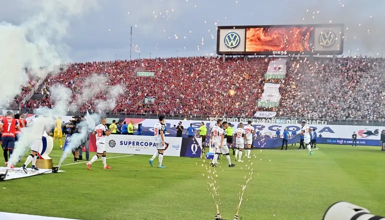 Las gradas del Defensores del Chaco volvieron a tener vida desde ayer con las más de 33.000 gargantas que formaron parte de la mayor fiesta del fútbol paraguayo: el superclásico fue de Olimpia.