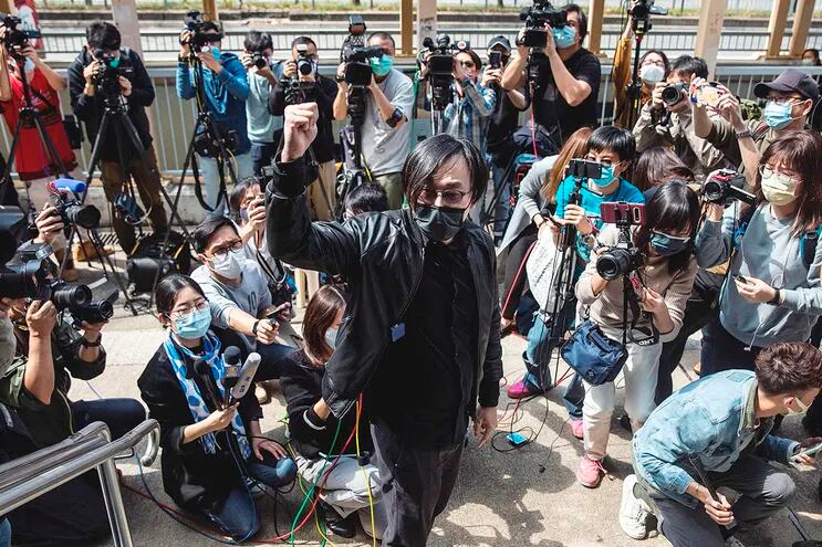 El activista y demócrata hongkonés Mike Lam llega a una comisaría. Fue acusado por el régimen comunista de China de “subvertir el poder del Estado”.