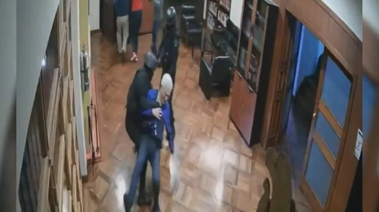 Captura de imagen de video en la que se observa a la policía ecuatoriana reaccionando contra el jefe de Cancillería de México, Roberto Canseco, durante la irrupción de las fuerzas públicas en la Embajada de México en Quito.