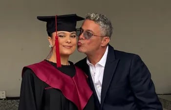 Alejandro Sanz da un beso a su hija Manuela, el día de su graduación en México.