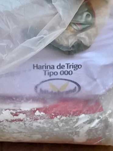 De esta manera se encontraba la harina que serian entregados en los kits de víveres desde la EBY, a los miembros de la OCM, manifestó Jorge Talavera.