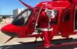 Papa Noel bajando del helicóptero.