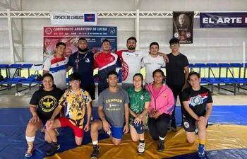 Selección de lucha olímpica que participó en un eslabón del Campeonato Argentino, en Posadas.