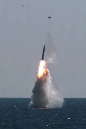 Un submarino de Corea del Sur lanza un misil.