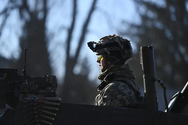 Un soldado ucraniano en un vehículo blindado en Kiev. (Imagen de archivo)