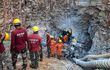 Rescatistas intentan salvar a un niño de 10 años que cayó en un pozo. (AFP)