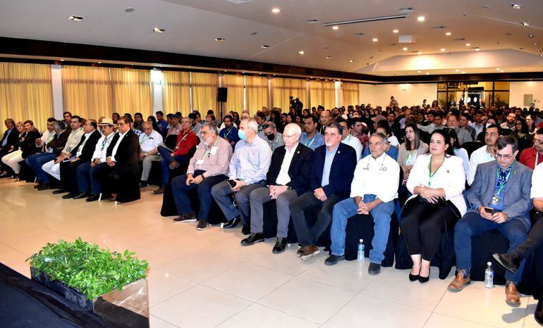 Unas 300 personas participaron del Simposio de Alto Nivel “Nuevo Horizonte para el Estatus Sanitario del País”, organizado por la Asociación Rural del Paraguay (ARP) en el marco de la Expo Internacional de Mariano Roque Alonso 2022.