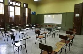 En el colegio Presidente Franco, ubicado sobre Azara y Nuestra Señora de la Asunción, de la capital del país, están a la espera de la contratación de 22 docentes interinos.