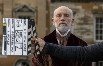 El actor estadounidense John Malkovich en el papel de Juan Pablo III en "The new Pope", del director italiano Paolo Sorrentino.