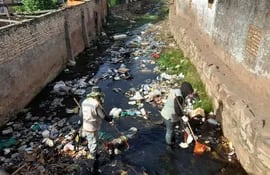 Vecinos de la calle Carmen Soler denunciaron que la contaminación del arroyo ya es insostenible y por los olores, no pueden ni respirar ni comer con comodidad.