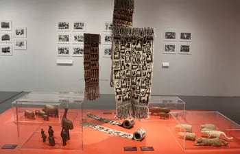 Dibujos, pinturas y varios objetos desarrollados por los artistas indígenas chaqueños se pueden encontrar en la muestra "Bosques Vivos".