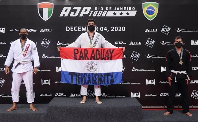 Paolo Osnaghi, en lo alto del podio de la categoría hasta 94 kilos, con la medalla de oro y su homenaje a nuestra “Tierra bendita” escrita en la Tricolor.
