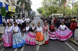 Bailarinas de la tercera edad, con trajes típicos participaron esta mañana del desfile en homenaje a Asunción.