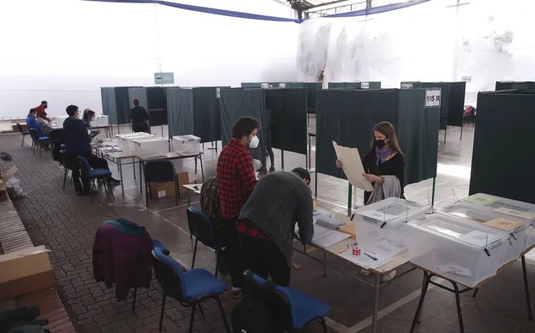 Los chilenos se acercaban ayer a los centros de votación, entre medidas de resguardo por el covid, para elegir constituyentes.
