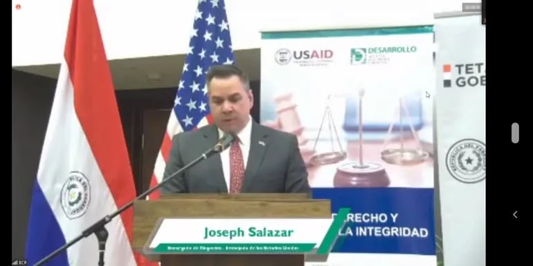 En encargado de negocios de la embajada de los Estados Unidos, Joseph Salazar, en el conversatorio en conmemoración del Día Internacional de la Lucha contra la Corrupción celebrado en el BCP.