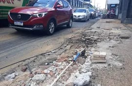 La calle Saturio Ríos se encuentra intransitable con reparaciones de cañerías, y a ese paso el pavimento sigue sin ser recapado.