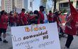 Inmigrantes latinos durante una marcha en el Día Internacional del Trabajo, en Los Ángeles, California.