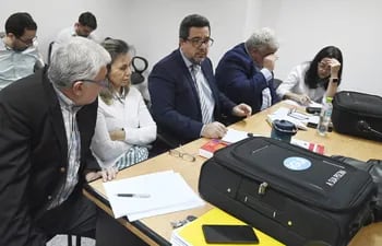 Las acusadas Lilia Espinoza de Rodríguez (izq.) y Sandra Natalia Hermosa (der.), con sus defensores en la sala de juicio oral.