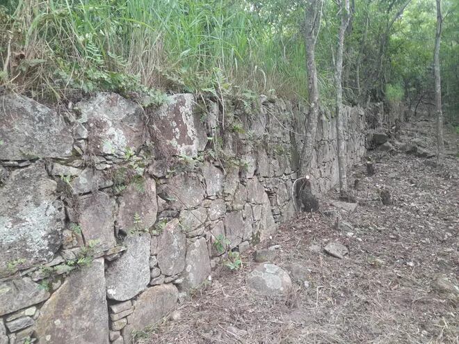 Unos 200 metros queda de la enorme muralla de piedras construida hace 200 años, según el redescubrimiento hecho por el licenciado Joel Recalde.