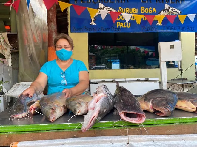 En Remanso cada uno de los vendedores tienen unos 700 kilos de pescado aguardando a los compradores.