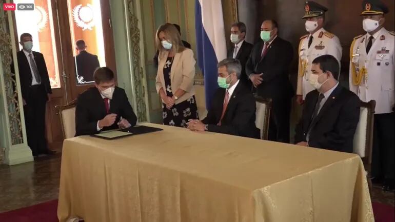 Juan Manuel Brunetti al firmar el documento que lo confirma como ministro de Tecnología e Información.