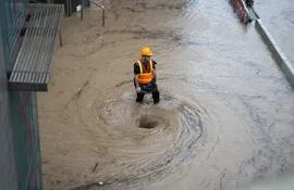 Un trabajador en una zona inundada de Hong Kong, este viernes.