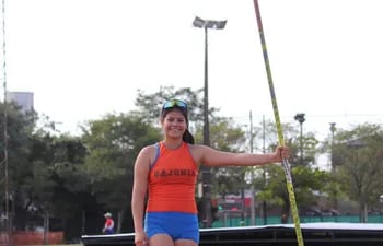 Cecilia Balcázar (15 años), con nuevo  récord nacional. Foto: FPA