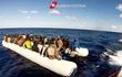 imagen-tomada-por-la-guardia-costera-italiana-de-una-embarcacion-con-migrantes-el-24-de-diciembre-afp-223121000000-1414420.jpg
