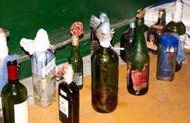 Se incautaron unas 18 botellas de vidrio con nafta tipo bomba molotov.