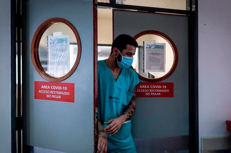Un médico sale de una zona restringida de un hospital en Buenos Aires, Argentina.
