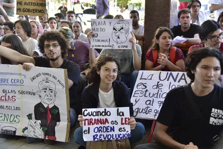 Estudiantes universitarios se manifiestan en inmediaciones del Archivo Nacional donde se reunen autoridades del Gobieron con representantes de manifestantes.