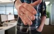 El apretón de manos: un pequeño ritual de saludo que puede ser una pesadilla para las personas con las manos sudorosas.