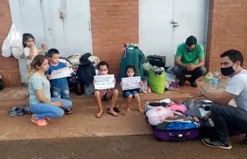 Desde hace más de una semana cuatro familias están varadas en la cabecera argentina del puente Encarnación-Posadas.