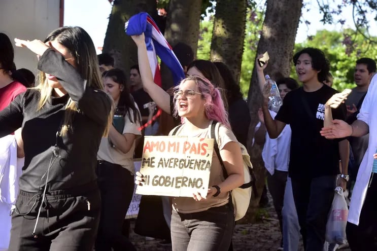Estudiantes marcharon hacia la zona de la Costanera hasta el Puerto, donde se realizó mesa de diálogo con el Gobierno.