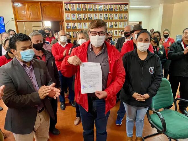 El intendente de Minga Guazú Digno Caballero Ruiz exhibe su nota de renuncia entregada en la Junta Municipal.