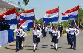 los-estudiantes-portaron-orgullosos-la-tricolor-bandera-durante-el-desfile--224730000000-1145044.jpg