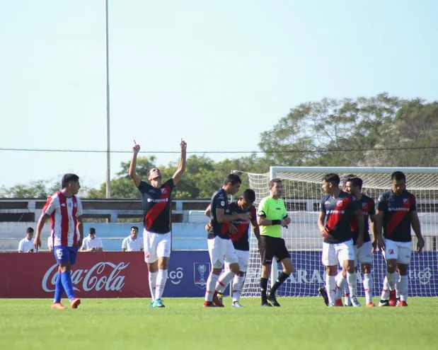 Pablo Velázquez, apunta al cielo festejando uno de sus dos goles de ayer. (Foto: APF)