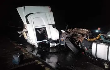 Así quedó uno de los camiones involucrados en el choque ocurrido en Juan León Mallorquín.
