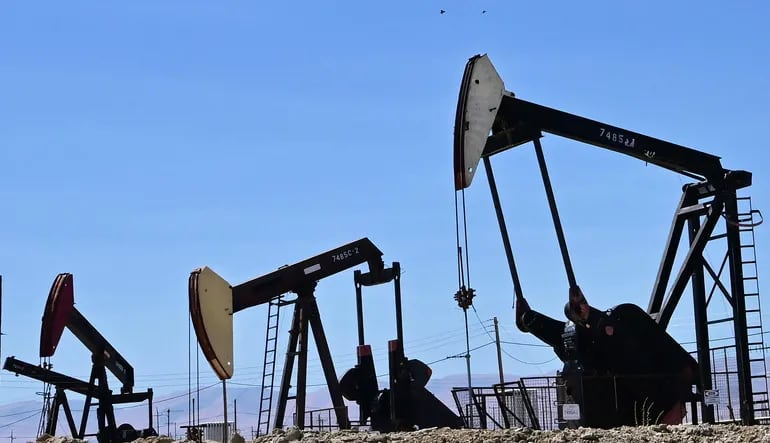 Extractores de petróleo en Kern County, California. (AFP)
