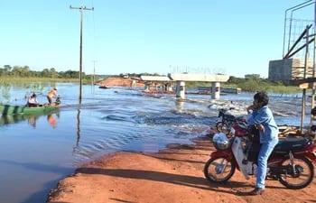 en-san-pedro-varias-zonas-fueron-afectadas-por-las-inundaciones-a-causa-del-desborde-de-los-rios-esto-causo-la-paralizacion-de-obras-como-el-puente-194854000000-1282295.jpg