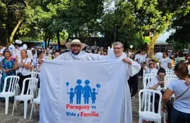 Fieles católicos participaron de la   caminata por la familia en la ciudad de Villa Elisa,