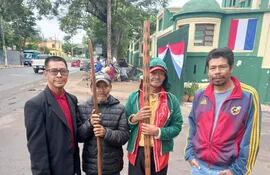 Representantes de la comunidad Aché Chupa Pou, que denuncian invasión de tierras en Canindeyú