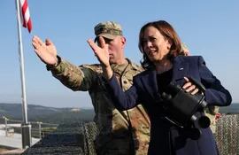 La vicepresidenta estadounidense Kamala Harris conversa con un soldado en un puesto de observación en la zona desmilitarizada que separa a las dos Coreas, este jueves.
