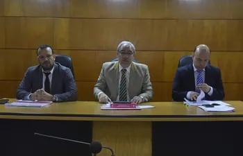 Jueces Federico Rojas, Héctor Fabián Escobar y Carlos Hermosilla, miembros del tribunal de sentencia que condenó a las acusadas por lesión de confianza.