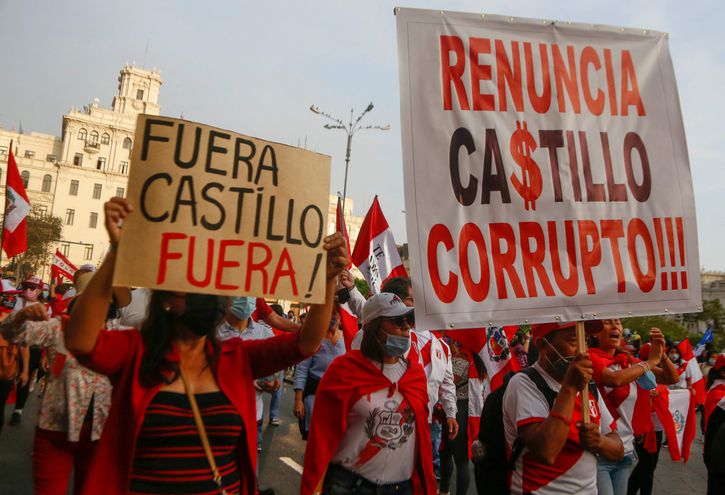 Manifestantes exigen la renuncia del presidente peruano Pedro Castillo, este sábado en Lima.