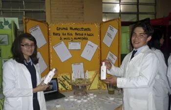 los-estudiantes-fabiola-caceres-y-ruben-agero-elaboraron-una-crema-con-almendra-y-miel--201232000000-1152111.jpg