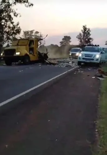 Dos vehículos explosionaron en la ruta Py01, sobre el puente del arroyo Aguapey, Itapúa.