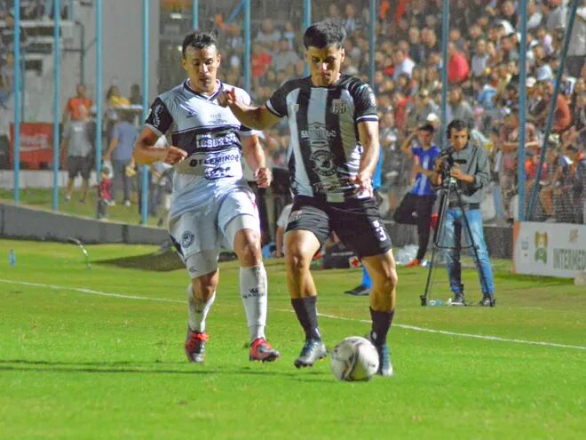 El lateral izquierdo del Deportivo Santaní, Bruno Sierich intenta ganar sobre el costado izquierdo ante la persecución  del extremo del 24 de Setiembre, Walter Pacheco. APF