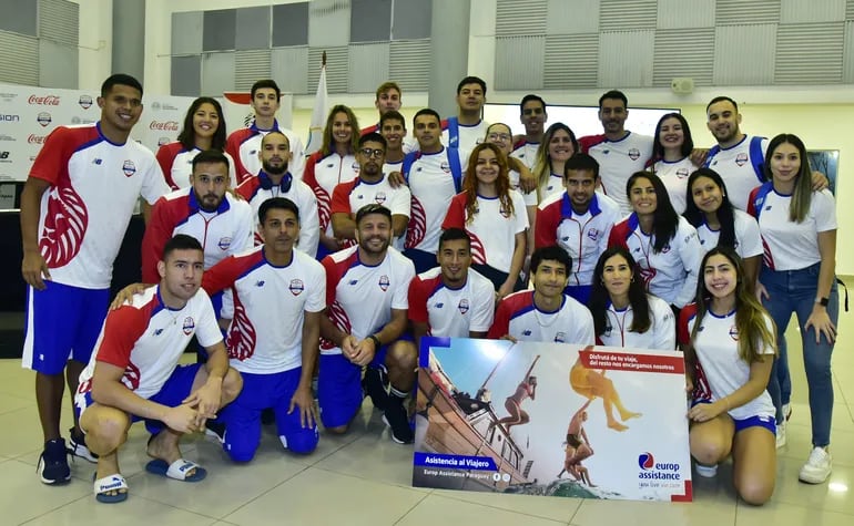Parte de la delegación paraguaya que asistió ayer al COP para la ceremonia de abanderamiento rumbo al Suramericano de Playa que se disputará en Santa Marta, Colombia, la próxima semana.